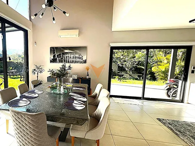 Casa com 1000m² 4 quartos e 4 banheiros, à venda, no bairro Chácara São João em Carapicuíba