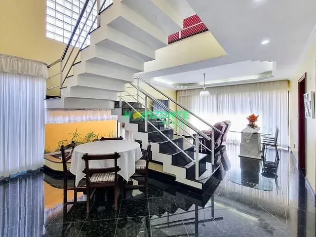 Casa com 379m² 4 quartos e 6 banheiros, à venda, no bairro Urbanova em São José dos Campos