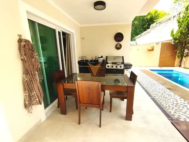 Casa com 250m² 3 quartos e 4 banheiros, à venda, no bairro Granja Viana em Cotia