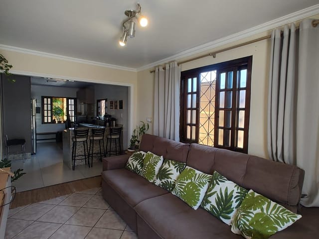 Casa com 462m² 3 quartos e 2 banheiros, à venda, no bairro Uvaranas em Ponta Grossa