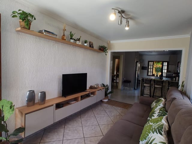 Casa com 462m² 3 quartos e 2 banheiros, à venda, no bairro Uvaranas em Ponta Grossa
