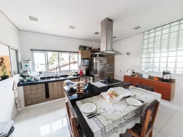 Casa com 700m² 8 quartos e 5 banheiros, à venda, no bairro São Dimas em Guaratinguetá