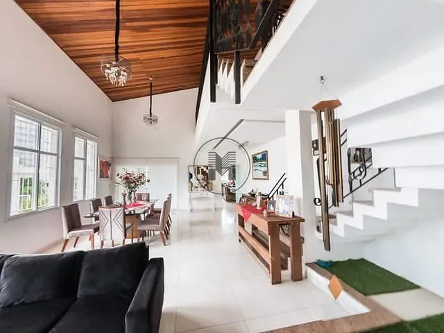 Casa com 700m² 8 quartos e 5 banheiros, à venda, no bairro São Dimas em Guaratinguetá