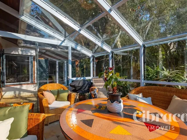 Casa com 1350m² 6 quartos e 9 banheiros, à venda, no bairro Bacacheri em Curitiba