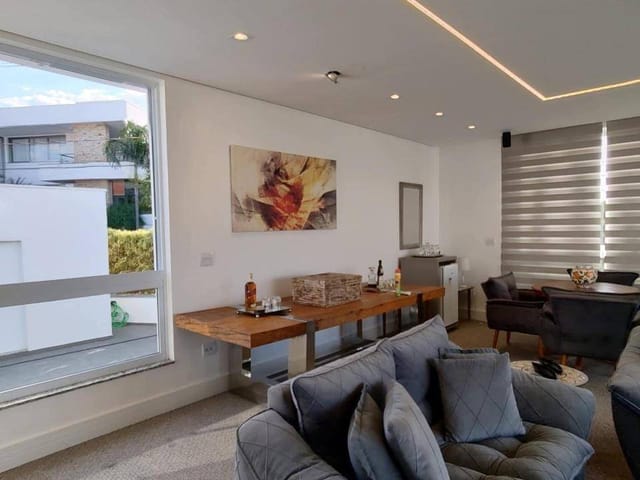 Casa com 904m² 4 quartos e 6 banheiros, à venda ou para alugar, no bairro Jardim Nova São João em São João da Boa Vista