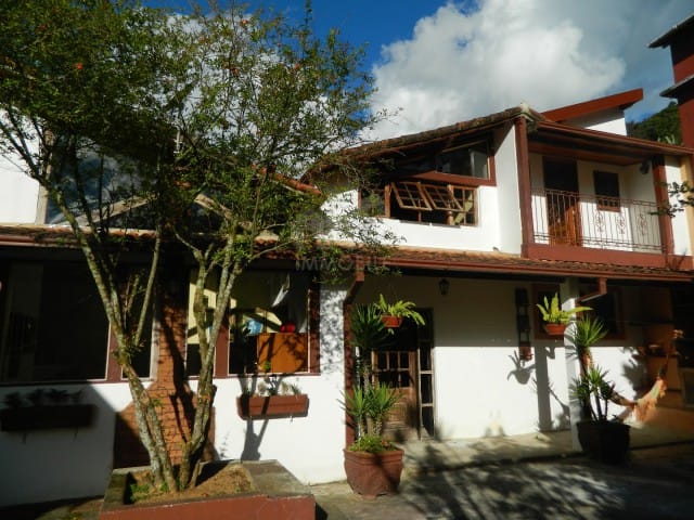 Casa com 582m², à venda, no bairro Morin em Petrópolis