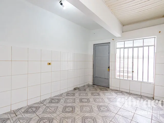 Casa 3 quartos e 1 banheiro, para alugar, no bairro Novo Mundo em Curitiba