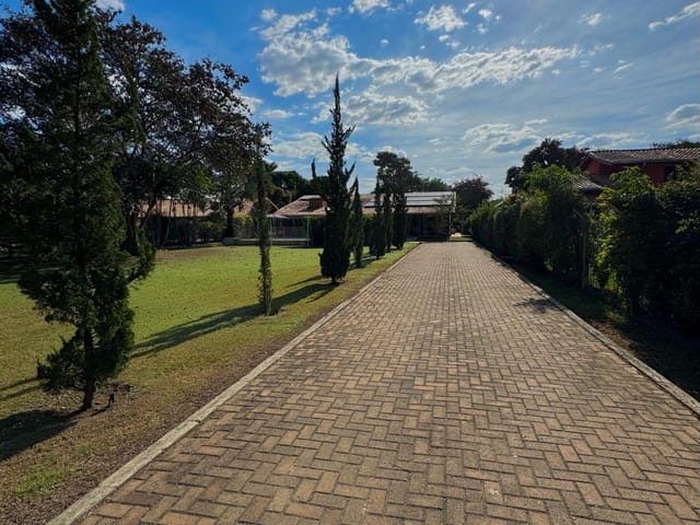 Casa com 1922m² 4 quartos e 3 banheiros, à venda, no bairro Loteamento Chácaras Vale das Garças em Campinas