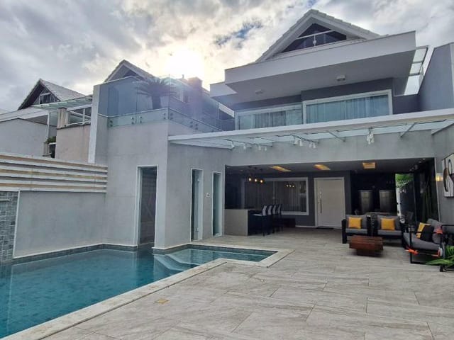 Casa com 370m² 5 quartos e 9 banheiros, à venda, no bairro Barra da Tijuca em Rio de Janeiro