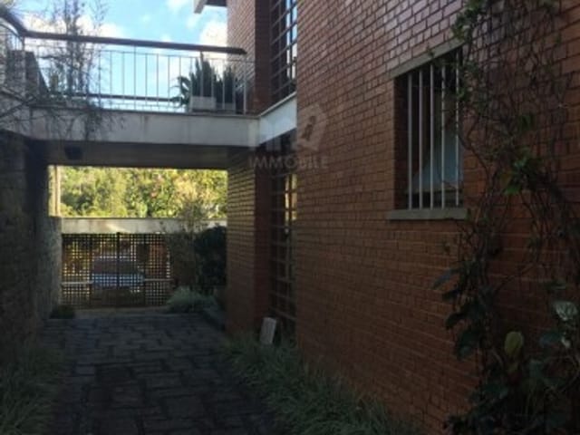 Casa com 1500m², à venda, no bairro Bingen em Petrópolis