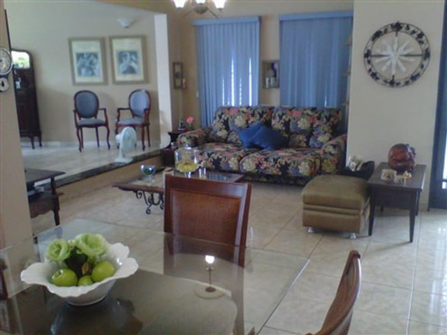 Foto do Casa - Casa à venda 4 Quartos, 1 Suite, 4 Vagas, 672M², Santa Maria, Uberaba - MG | ZUCATO IMOBILIARIA LTDA