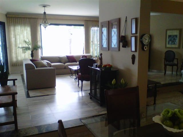 Foto do Casa - Casa à venda 4 Quartos, 1 Suite, 4 Vagas, 672M², Santa Maria, Uberaba - MG | ZUCATO IMOBILIARIA LTDA