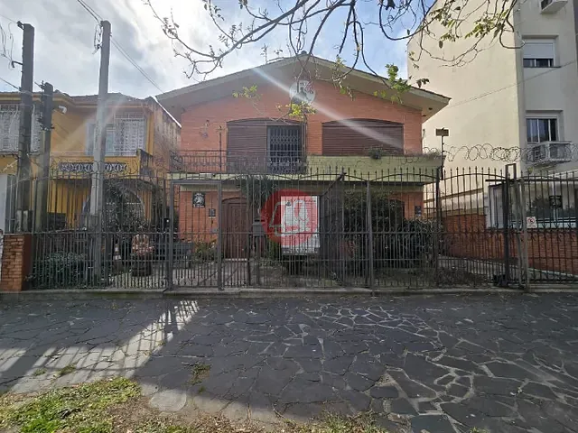 Casa com 550m² 8 quartos e 4 banheiros, para alugar, no bairro Santana em Porto Alegre