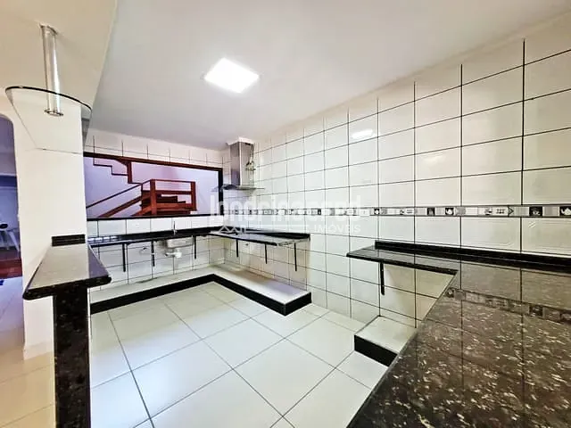 Casa com 200m² 3 quartos e 3 banheiros, à venda, no bairro Conjunto Habitacional Alexandre Urbanas em Londrina