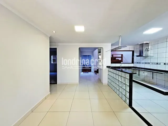 Casa com 200m² 3 quartos e 3 banheiros, à venda, no bairro Conjunto Habitacional Alexandre Urbanas em Londrina