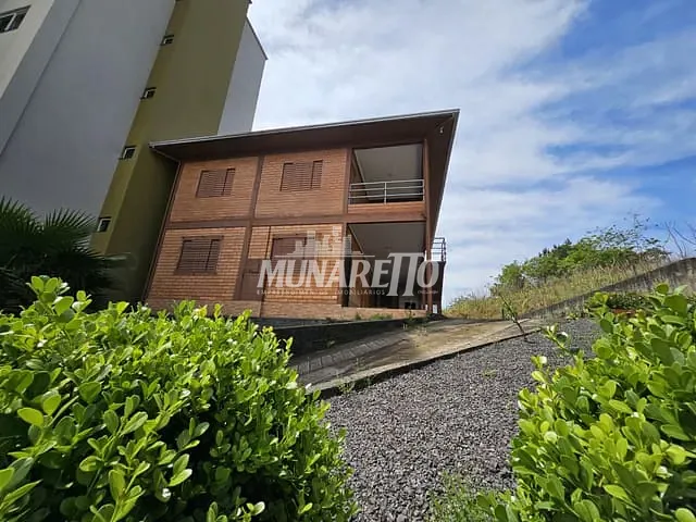 Casa com 260m² 6 quartos e 4 banheiros, à venda, no bairro Centro em Piratuba