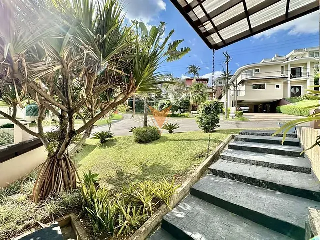Casa 3 quartos e 4 banheiros, à venda, no bairro Golf Gardens em Carapicuíba