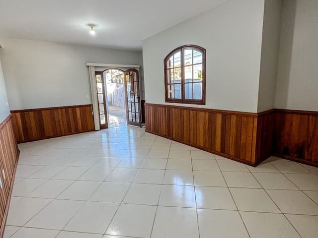 Casa com 800m² 6 quartos e 3 banheiros, à venda ou para alugar, no bairro Lagoa em Macaé