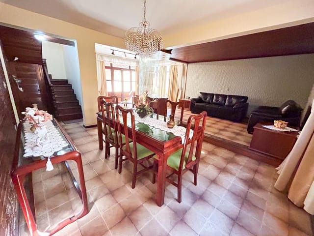 Casa com 645m² 5 quartos e 2 banheiros, à venda, no bairro Centro em Macaé