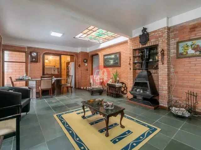 Casa com 300m² 3 quartos e 3 banheiros, à venda ou para alugar, no bairro Boa Vista em Porto Alegre