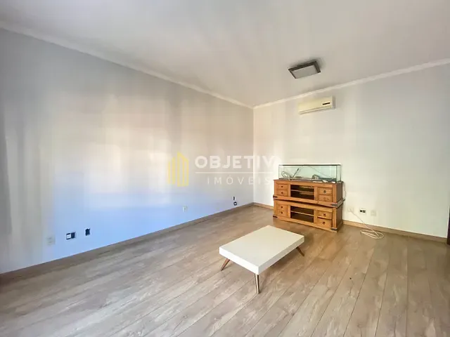 Casa com 800m² 4 quartos e 3 banheiros, à venda, no bairro Vila Ipiranga em Porto Alegre