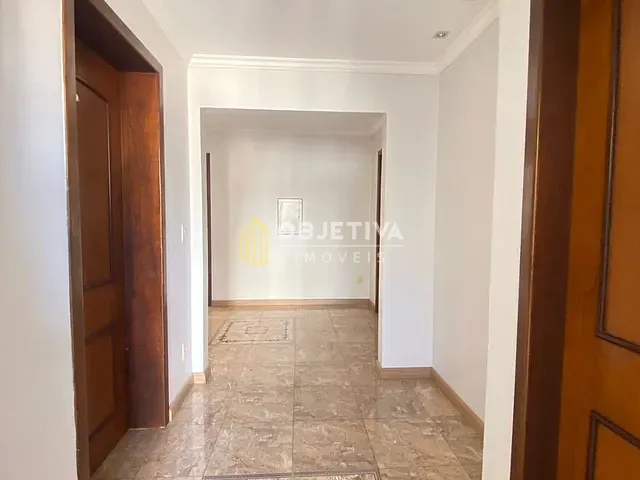 Casa com 800m² 4 quartos e 3 banheiros, à venda, no bairro Vila Ipiranga em Porto Alegre