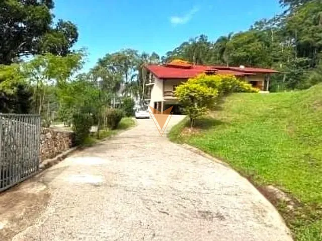 Casa 4 quartos e 5 banheiros, à venda, no bairro Jardim Itatiaia em Embu das Artes