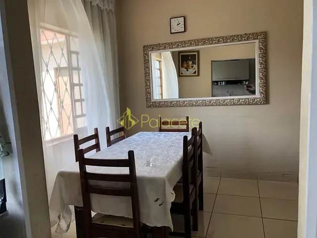 Casa com 320m² 5 quartos e 2 banheiros, à venda, no bairro Jardim Cristina em Pindamonhangaba
