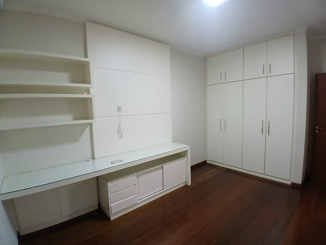 Casa com 600m² 3 quartos e 5 banheiros, para alugar, no bairro Jardim Leonor em São João da Boa Vista