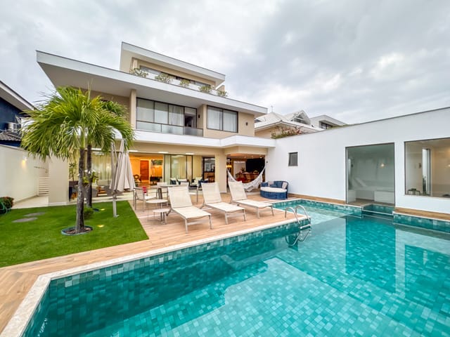 Casa com 600m² 5 quartos e 9 banheiros, à venda, no bairro Barra da Tijuca em Rio de Janeiro
