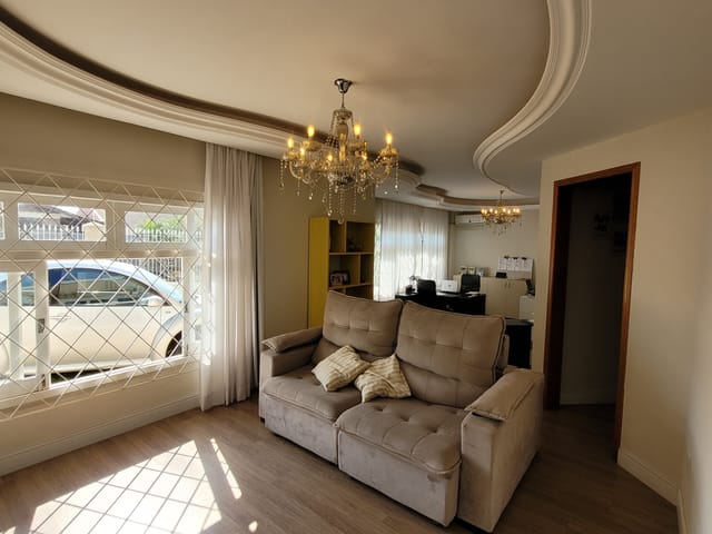 Casa com 310m² 3 quartos e 4 banheiros, à venda, no bairro Orfãs em Ponta Grossa