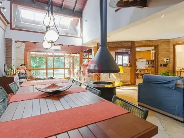 Casa com 300m² 4 quartos e 5 banheiros, à venda ou para alugar, no bairro Vila Jardim em Porto Alegre