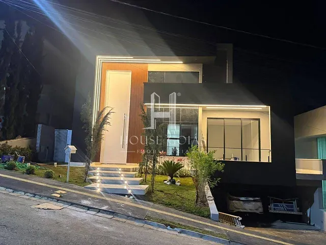 Casa com 450m² 4 quartos e 5 banheiros, à venda, no bairro Condomínio do Lago 1ª Etapa em Goiânia