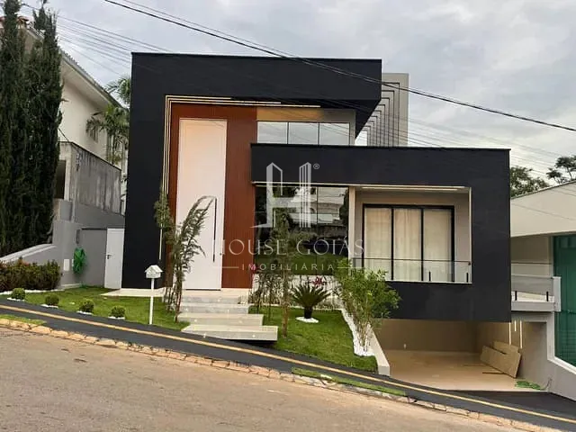 Casa com 450m² 4 quartos e 5 banheiros, à venda, no bairro Condomínio do Lago 1ª Etapa em Goiânia
