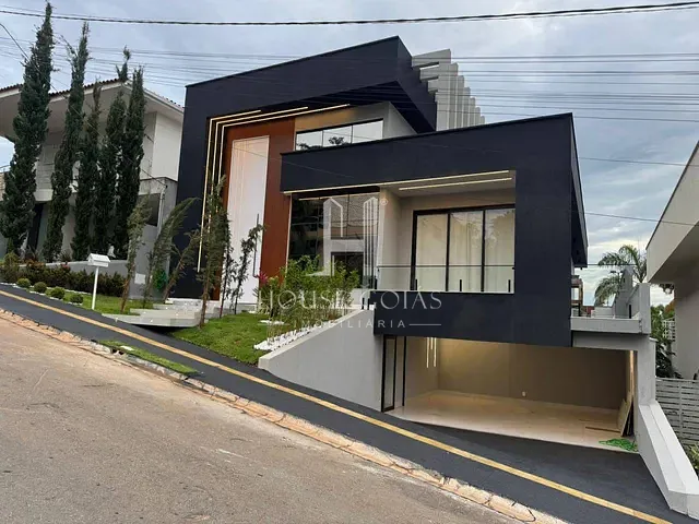 Casa com 450m² 4 quartos e 5 banheiros, à venda, no bairro Condomínio do Lago 1ª Etapa em Goiânia