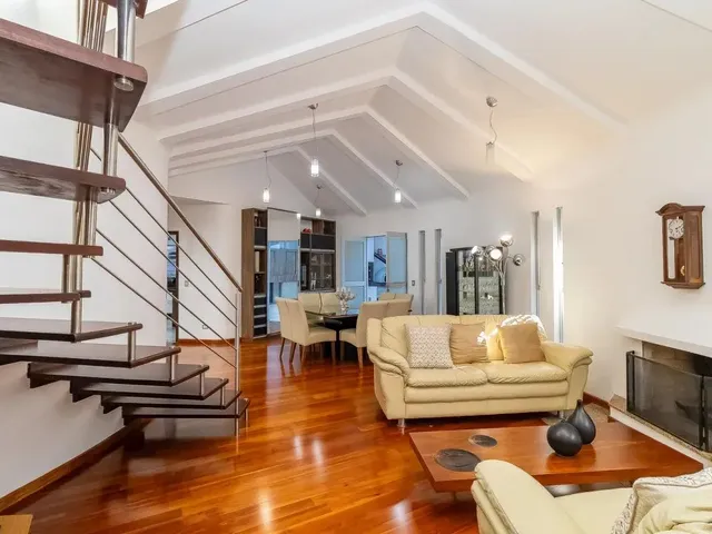Casa com 450m² 3 quartos e 5 banheiros, à venda, no bairro Santa Felicidade em Curitiba