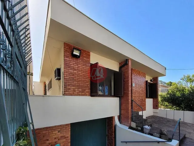 Casa com 318m² 4 quartos e 6 banheiros, à venda, no bairro Três Figueiras em Porto Alegre