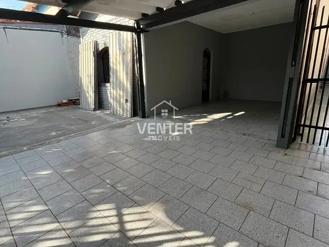Casa com 250m² 3 quartos e 3 banheiros, à venda ou para alugar, no bairro Esplanada Santa Terezinha em Taubaté