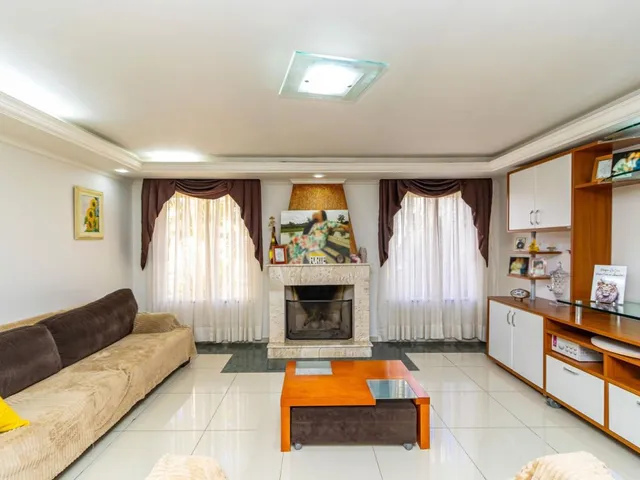 Casa com 370m² 5 quartos e 5 banheiros, à venda, no bairro Capão da Imbuia em Curitiba