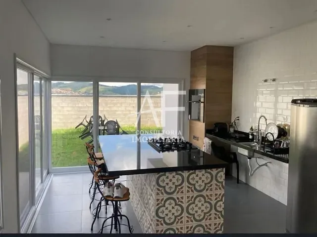 Casa com 300m² 3 quartos e 3 banheiros, para alugar, no bairro Condominio Cataguá Way em Taubaté