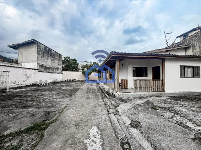 Casa com 500m² 3 quartos e 2 banheiros, à venda, no bairro Martim de Sá em Caraguatatuba