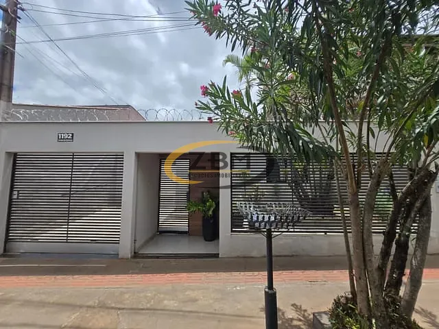 Casa com 300m² 4 quartos e 3 banheiros, à venda, no bairro Bandeirantes em Londrina