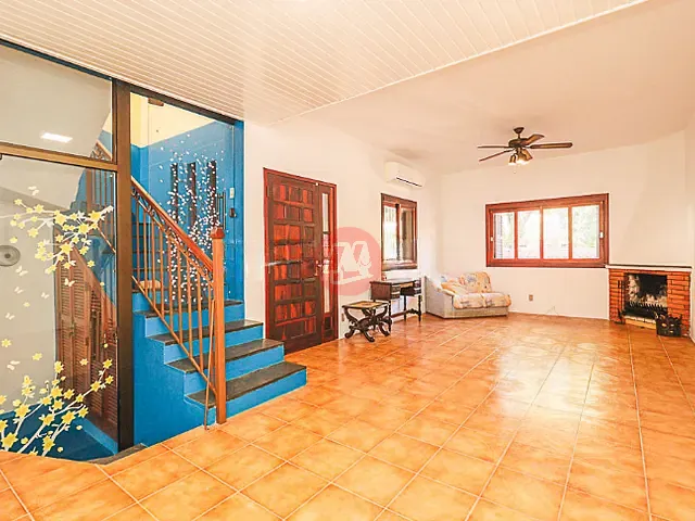 Casa com 270m² 3 quartos e 2 banheiros, para alugar, no bairro Petrópolis em Porto Alegre