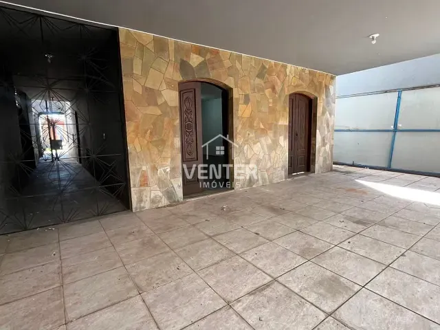 Casa à venda ou para alugar, no bairro Centro em Taubaté