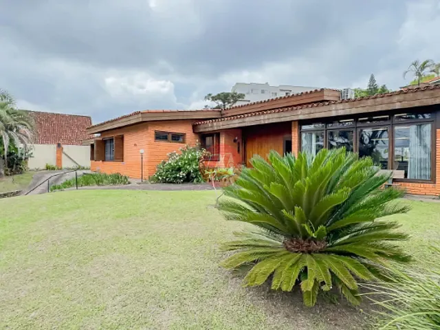 Casa com 313m² 3 quartos e 4 banheiros, à venda ou para alugar, no bairro Chácara das Pedras em Porto Alegre