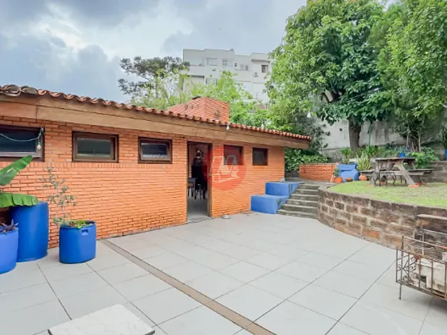 Casa com 313m² 3 quartos e 4 banheiros, à venda ou para alugar, no bairro Chácara das Pedras em Porto Alegre