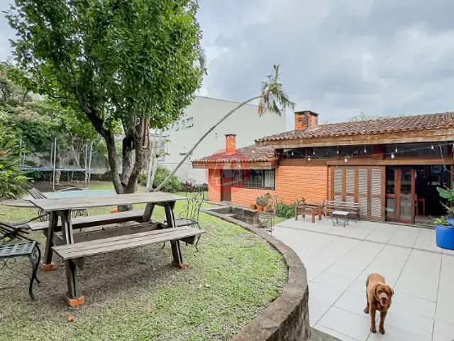 Casa com 313m² 3 quartos e 4 banheiros, à venda ou para alugar, no bairro Chácara das Pedras em Porto Alegre