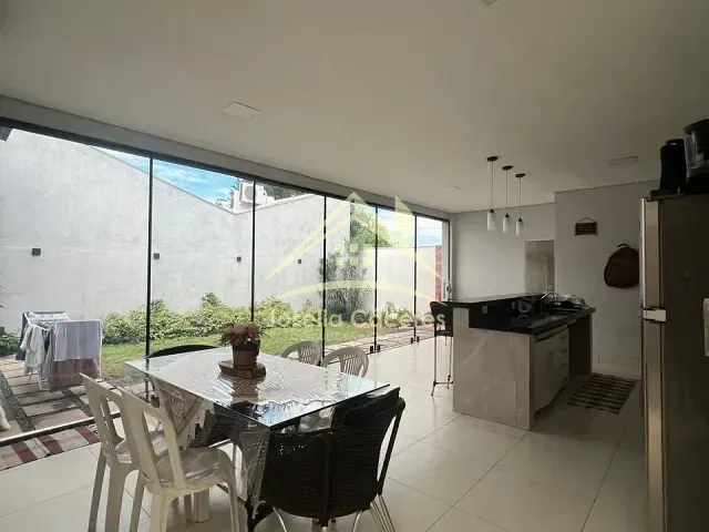 Casa com 250m² 3 quartos e 2 banheiros, à venda, no bairro Distrito Industrial em Cuiabá