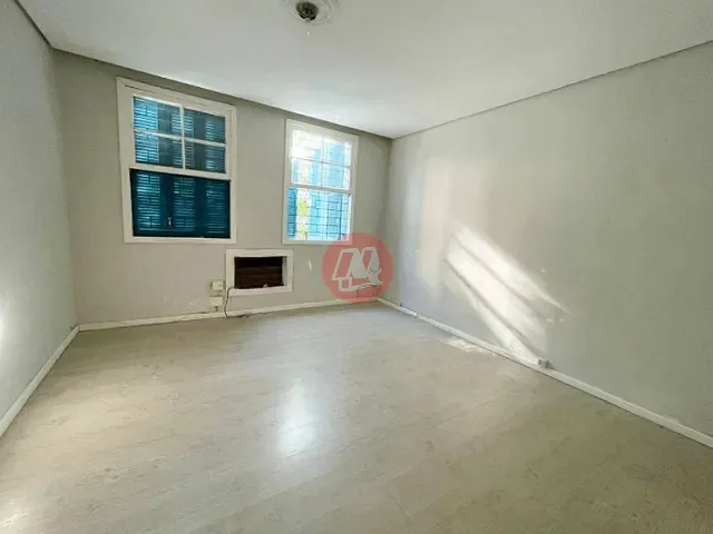 Casa com 530m², para alugar, no bairro Floresta em Porto Alegre