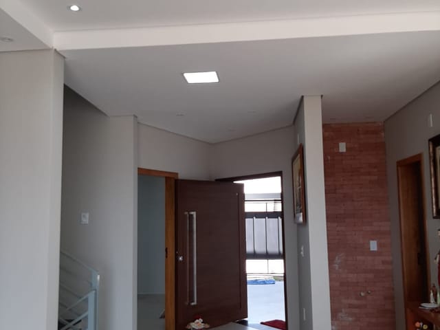 Casa com 300m² 4 quartos e 2 banheiros, à venda, no bairro Village Mantiqueira em Guaratinguetá
